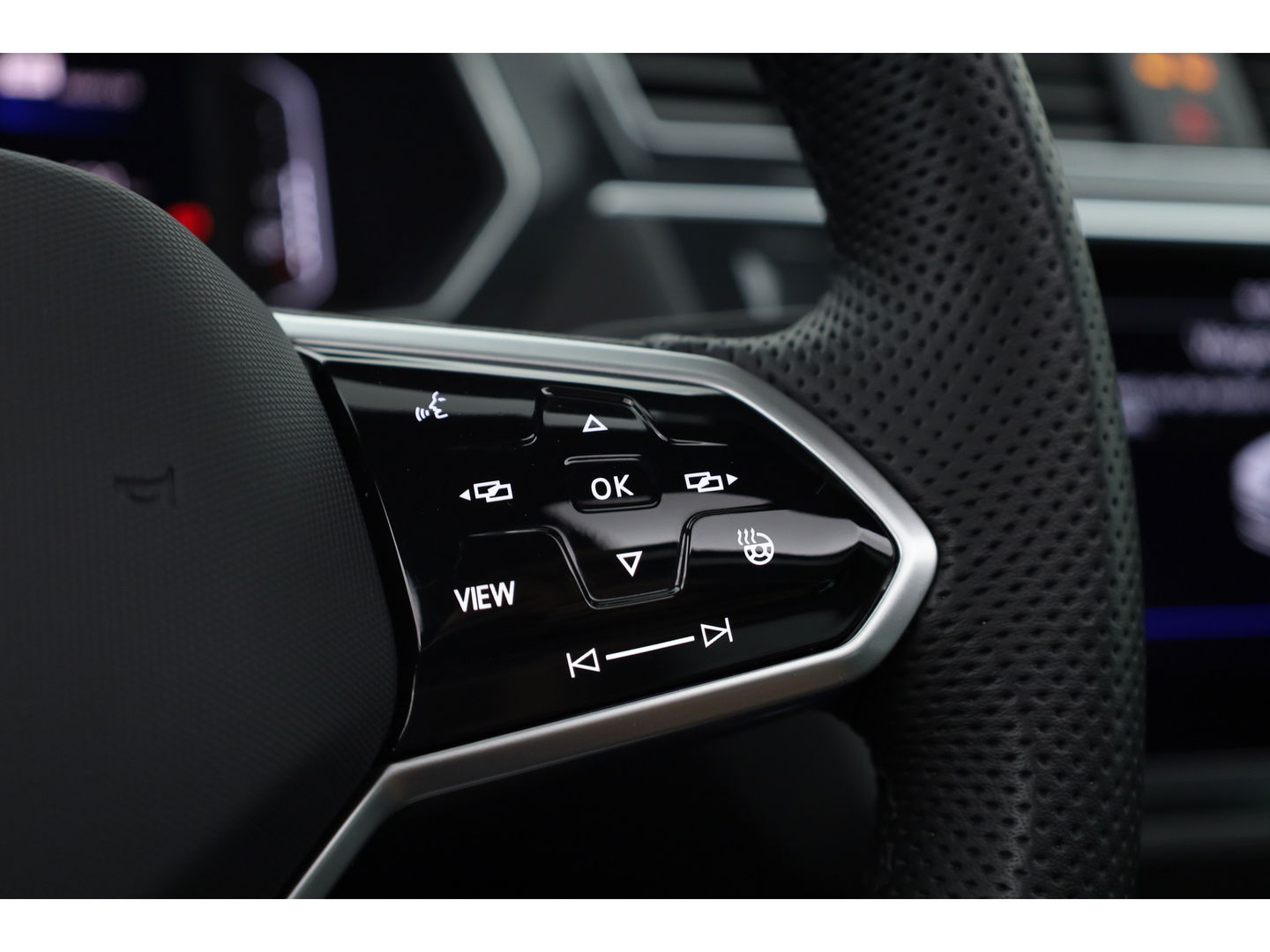 Volkswagen Tiguan 1.5 TSI R-Line DSG | Pano | Elek. Trekhaak | Camera | Stoel- Stuurverw. | Keyless | Navi