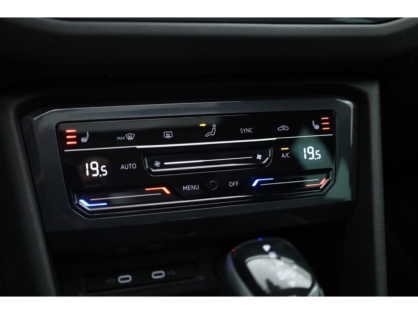 Volkswagen Tiguan 1.5 TSI R-Line DSG | Pano | Elek. Trekhaak | Camera | Stoel- Stuurverw. | Keyless | Navi