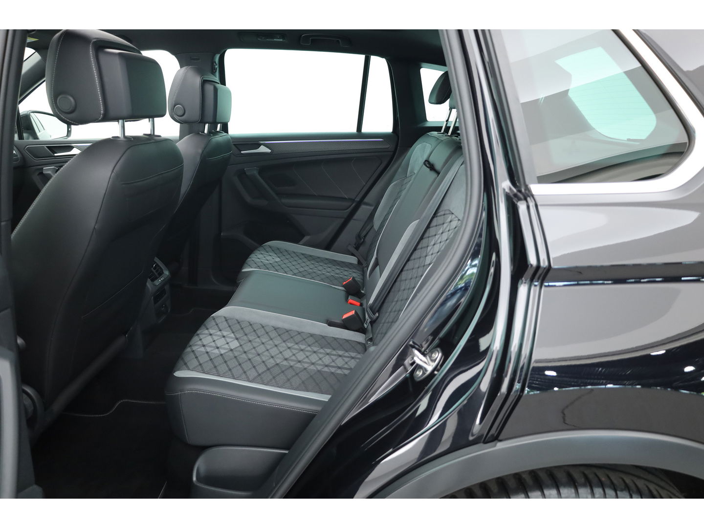 Volkswagen Tiguan 1.5 TSI R-Line DSG | Pano | Elek. Trekhaak | Camera | Stoel- Stuurverw. | Keyless | Navi