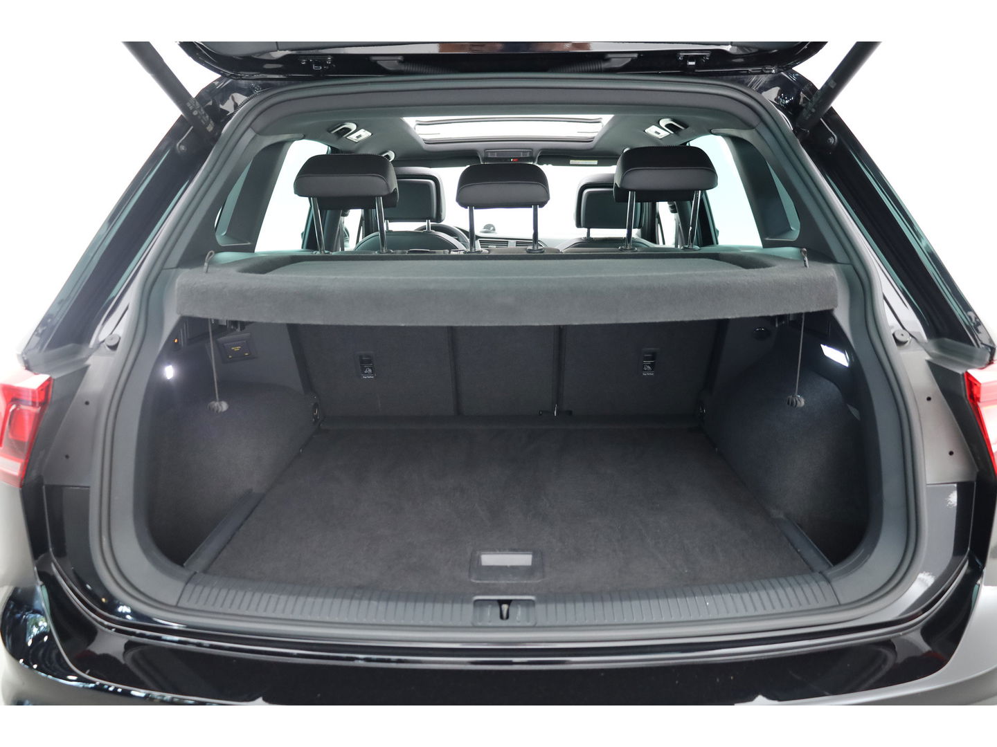 Volkswagen Tiguan 1.5 TSI R-Line DSG | Pano | Elek. Trekhaak | Camera | Stoel- Stuurverw. | Keyless | Navi
