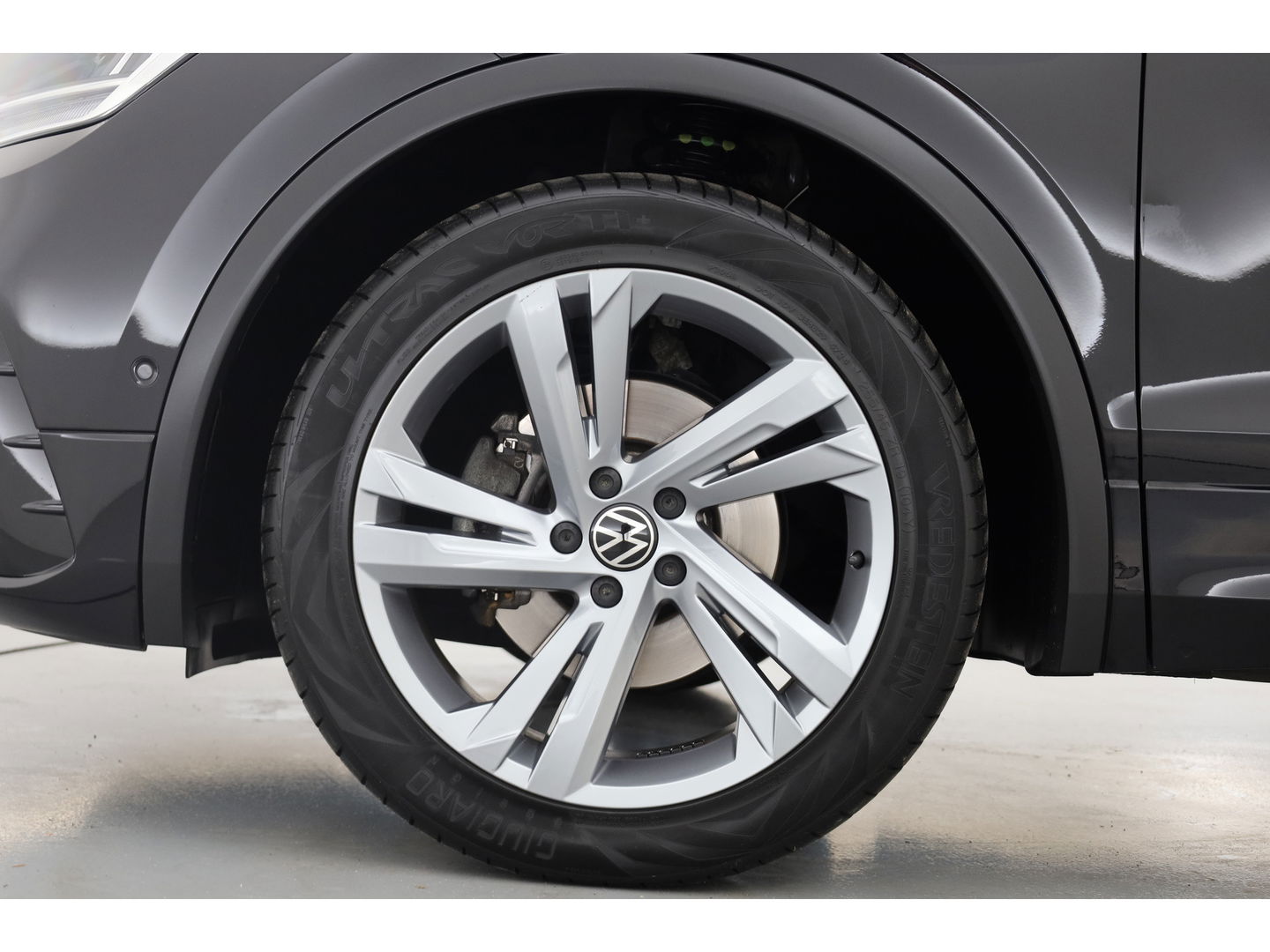 Volkswagen Tiguan 1.5 TSI R-Line DSG | Pano | Elek. Trekhaak | Camera | Stoel- Stuurverw. | Keyless | Navi