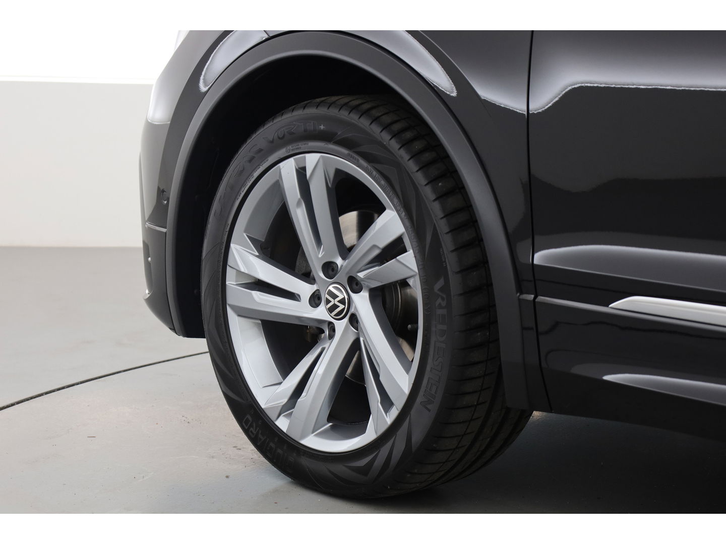 Volkswagen Tiguan 1.5 TSI R-Line DSG | Pano | Elek. Trekhaak | Camera | Stoel- Stuurverw. | Keyless | Navi
