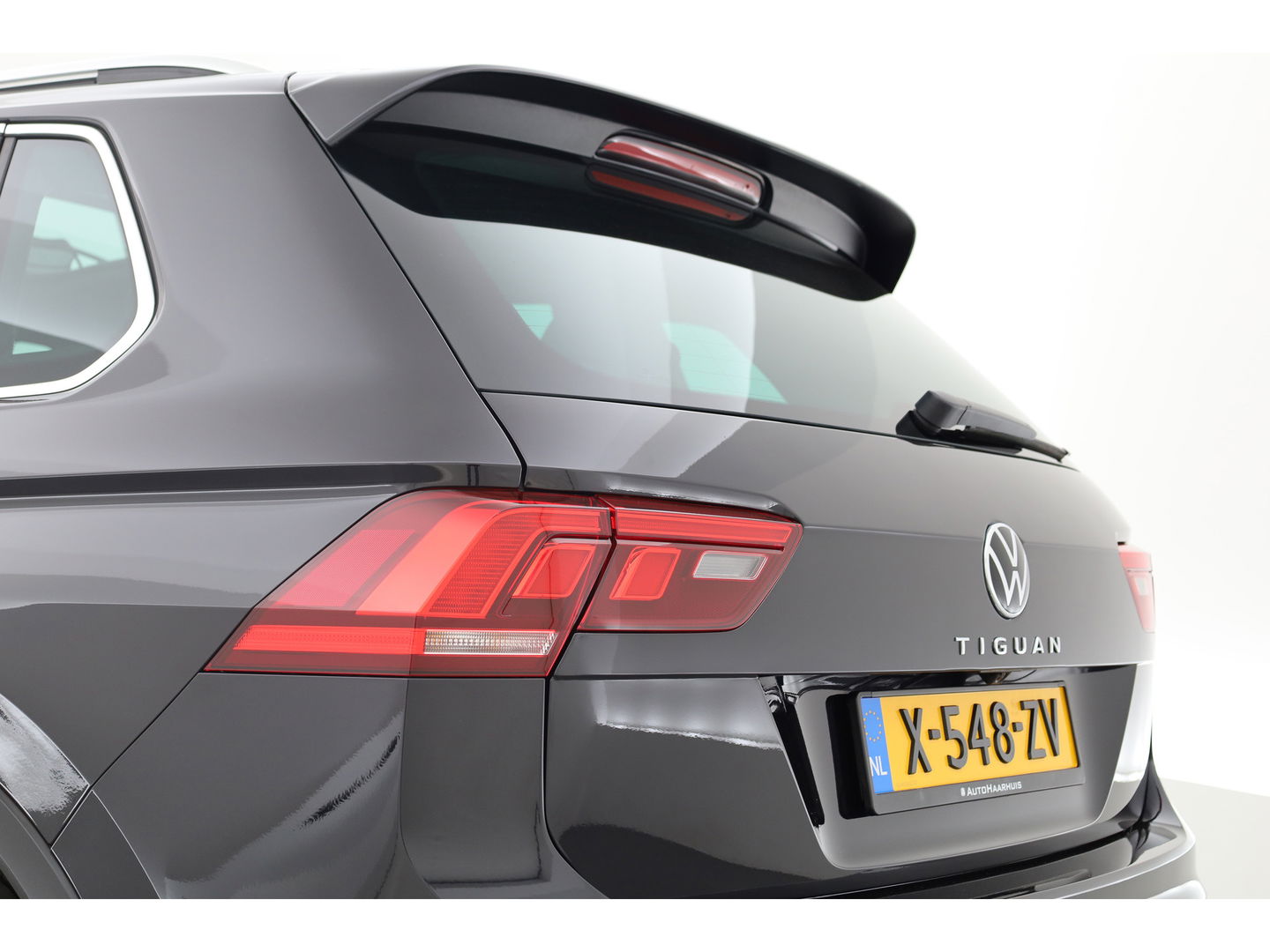 Volkswagen Tiguan 1.5 TSI R-Line DSG | Pano | Elek. Trekhaak | Camera | Stoel- Stuurverw. | Keyless | Navi