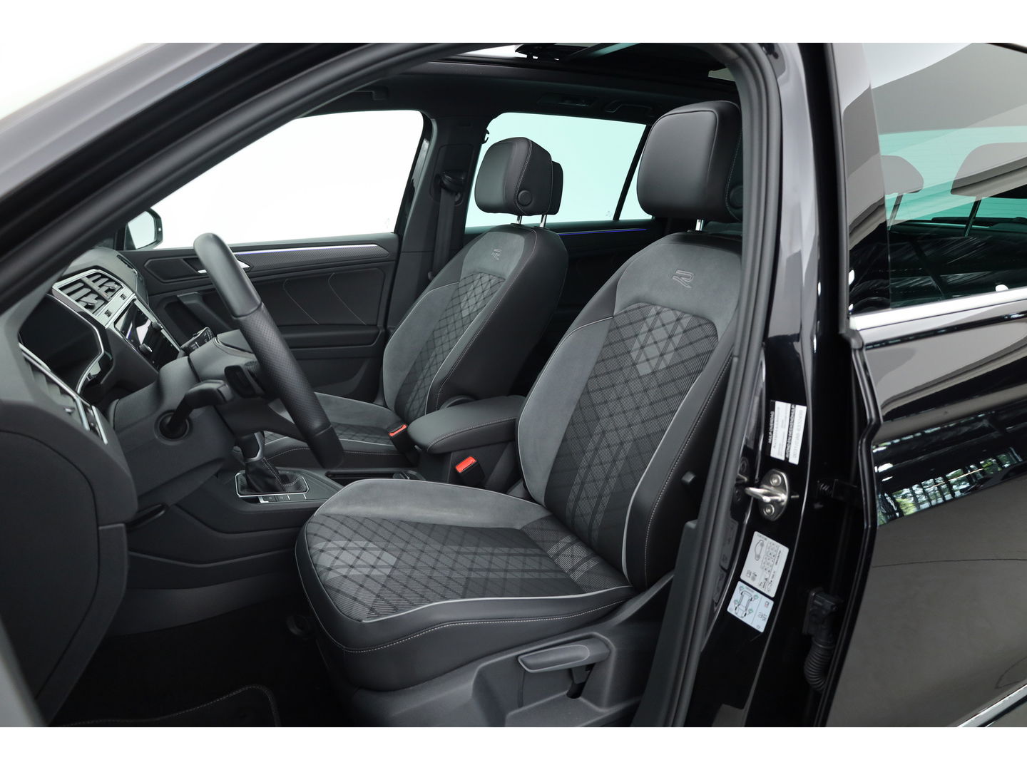 Volkswagen Tiguan 1.5 TSI R-Line DSG | Pano | Elek. Trekhaak | Camera | Stoel- Stuurverw. | Keyless | Navi