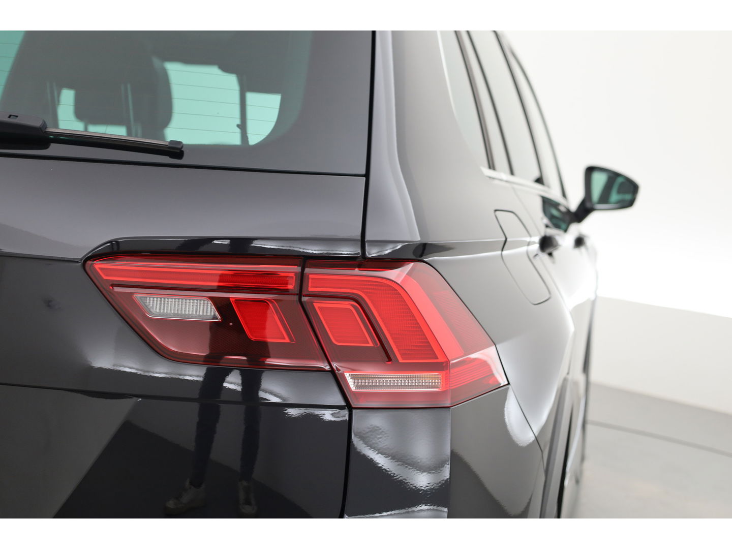 Volkswagen Tiguan 1.5 TSI R-Line DSG | Pano | Elek. Trekhaak | Camera | Stoel- Stuurverw. | Keyless | Navi