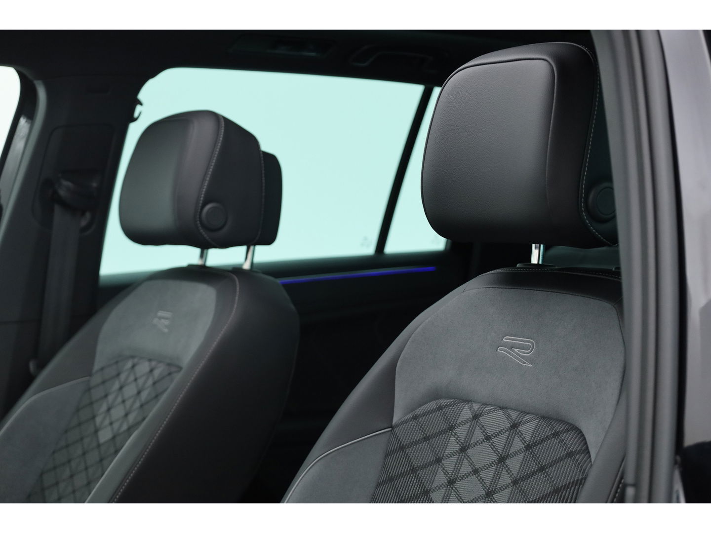 Volkswagen Tiguan 1.5 TSI R-Line DSG | Pano | Elek. Trekhaak | Camera | Stoel- Stuurverw. | Keyless | Navi