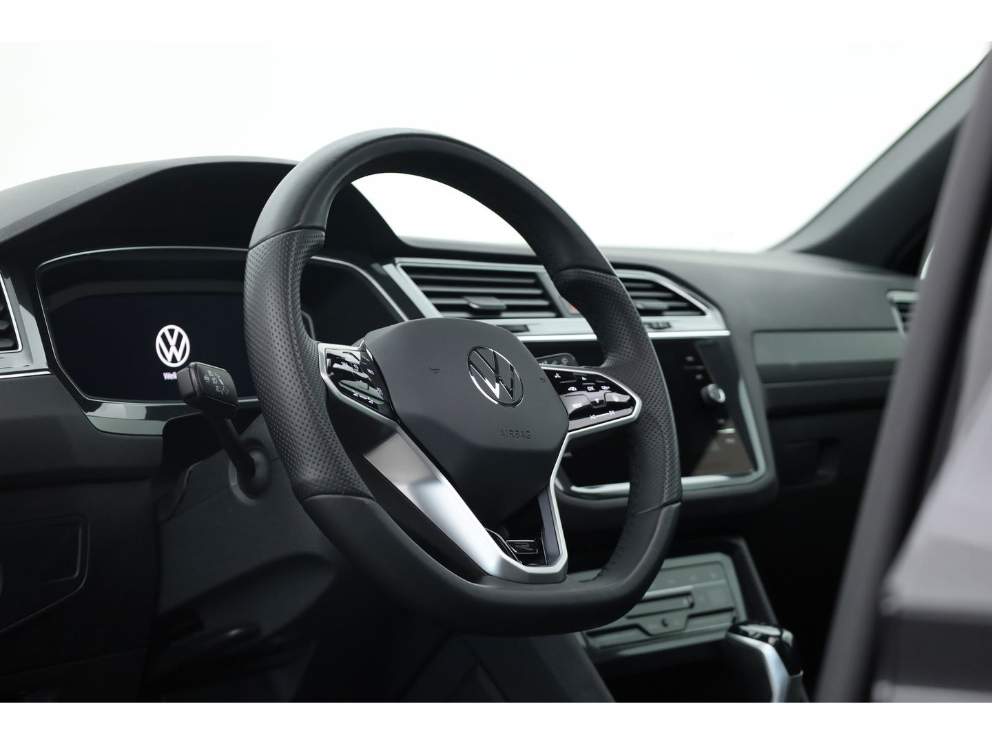 Volkswagen Tiguan 1.5 TSI R-Line DSG | Pano | Elek. Trekhaak | Camera | Stoel- Stuurverw. | Keyless | Navi