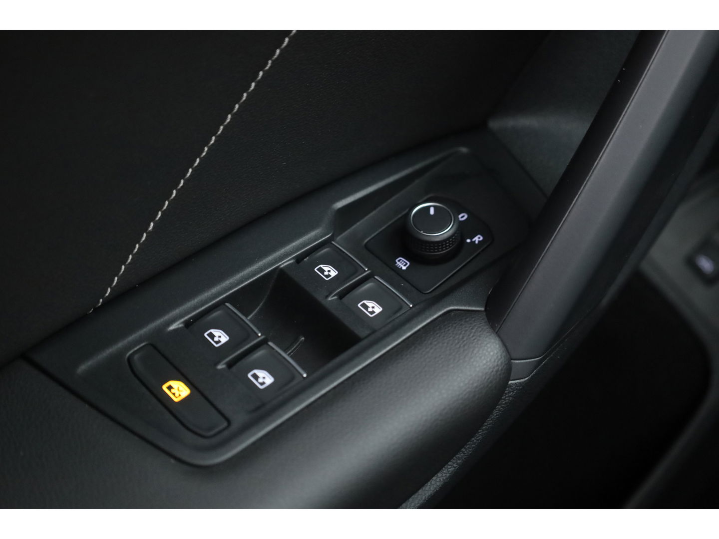Volkswagen Tiguan 1.5 TSI R-Line DSG | Pano | Elek. Trekhaak | Camera | Stoel- Stuurverw. | Keyless | Navi