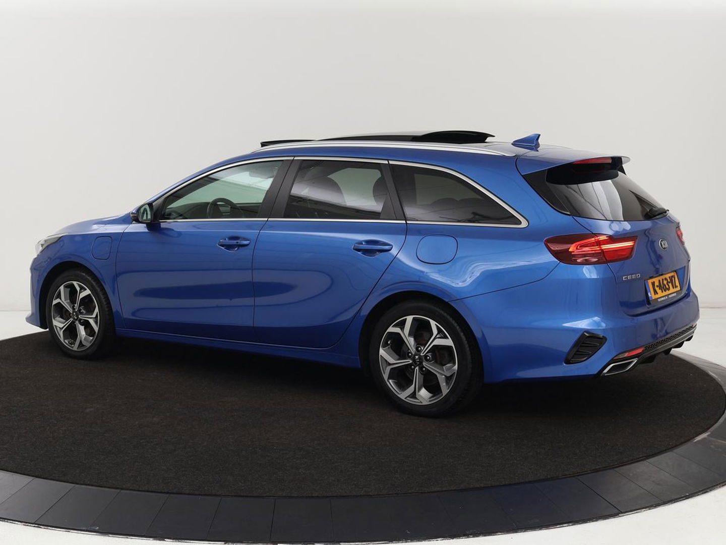 Kia Ceed 1.6 GDI PHEV ExecutiveLine | Panoramadak | Stoelventilatie | Leder | Trekhaak | Adaptive cruise | Camera | Keyless | Digital Cockpit | Full LED | Achterbankverwarming | Carplay | Navigatie