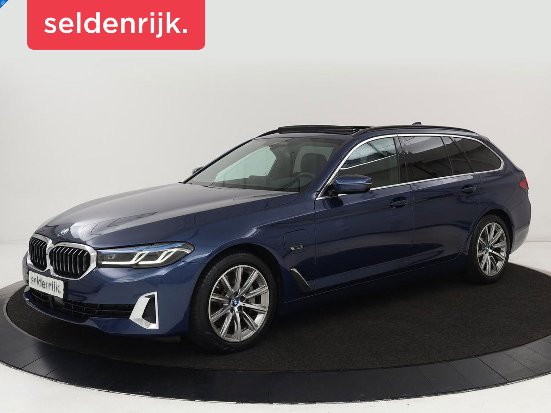 BMW 5 Serie 530e Luxury Line | Panoramadak | Stoelventilatie | LaserLight | Head-Up | Adaptive cruise | Massage | Harman/Kardon | Leder | Trekhaak | Keyless | Comfortstoelen | Carplay | Sfeerverlichting