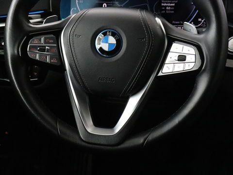 BMW 5 Serie 530e Luxury Line | Panoramadak | Stoelventilatie | LaserLight | Head-Up | Adaptive cruise | Massage | Harman/Kardon | Leder | Trekhaak | Keyless | Comfortstoelen | Carplay | Sfeerverlichting