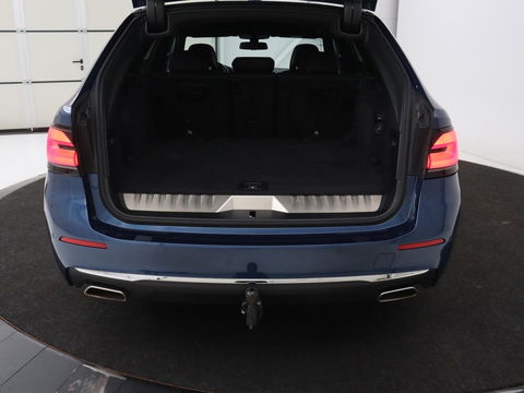 BMW 5 Serie 530e Luxury Line | Panoramadak | Stoelventilatie | LaserLight | Head-Up | Adaptive cruise | Massage | Harman/Kardon | Leder | Trekhaak | Keyless | Comfortstoelen | Carplay | Sfeerverlichting