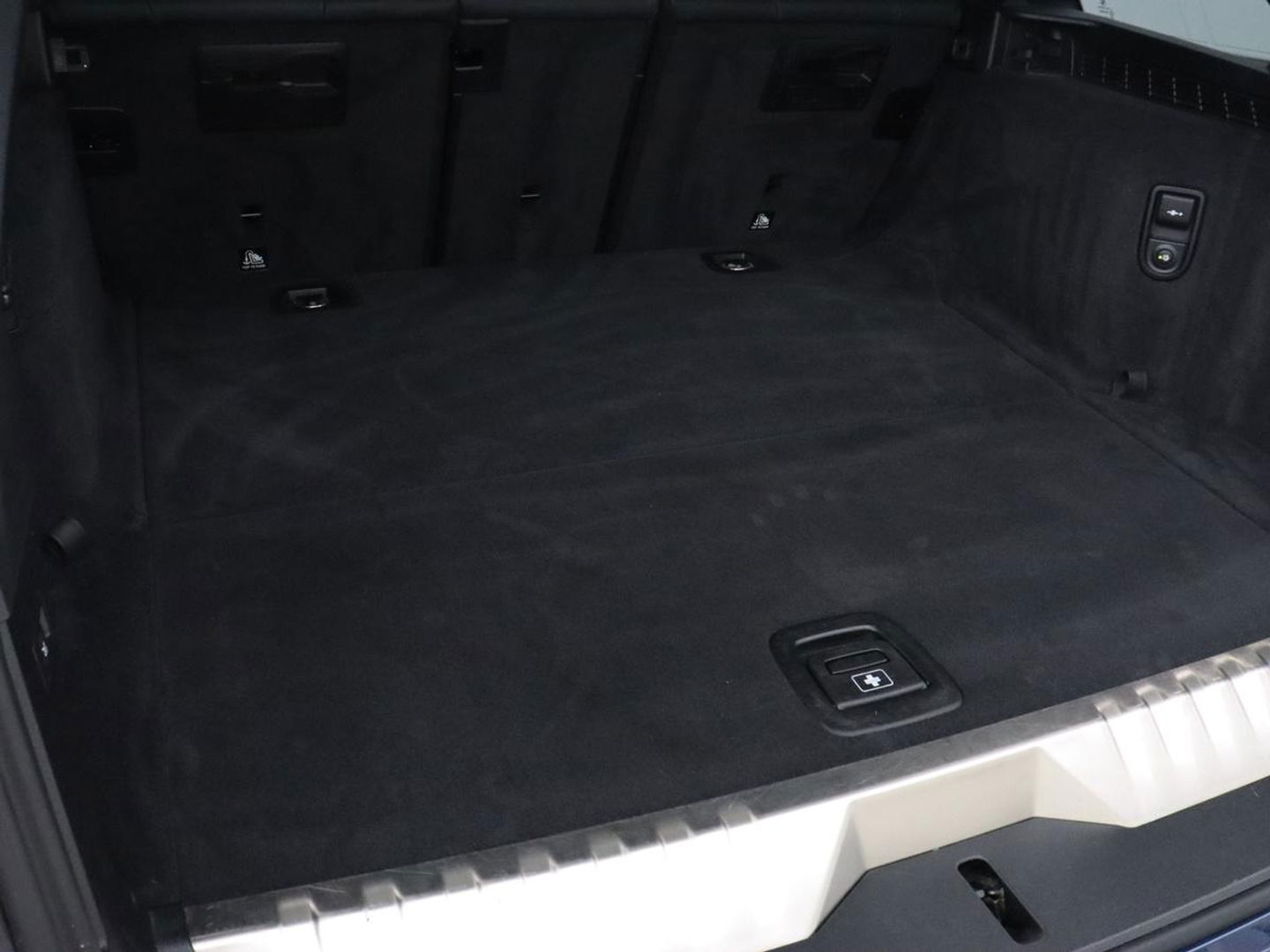 BMW 5 Serie 530e Luxury Line | Panoramadak | Stoelventilatie | LaserLight | Head-Up | Adaptive cruise | Massage | Harman/Kardon | Leder | Trekhaak | Keyless | Comfortstoelen | Carplay | Sfeerverlichting
