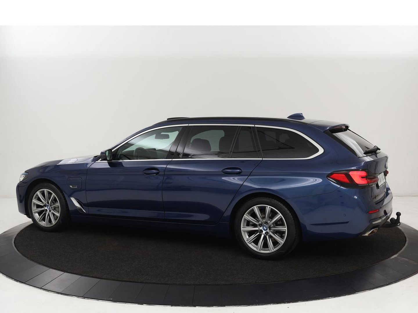 BMW 5 Serie 530e Luxury Line | Panoramadak | Stoelventilatie | LaserLight | Head-Up | Adaptive cruise | Massage | Harman/Kardon | Leder | Trekhaak | Keyless | Comfortstoelen | Carplay | Sfeerverlichting