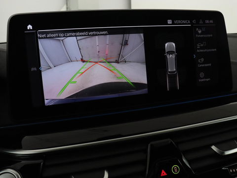 BMW 5 Serie 530e Luxury Line | Panoramadak | Stoelventilatie | LaserLight | Head-Up | Adaptive cruise | Massage | Harman/Kardon | Leder | Trekhaak | Keyless | Comfortstoelen | Carplay | Sfeerverlichting