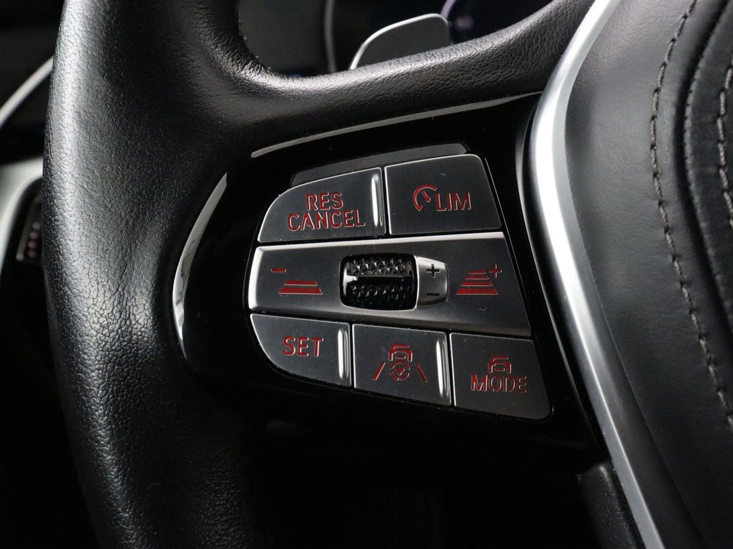 BMW 5 Serie 530e Luxury Line | Panoramadak | Stoelventilatie | LaserLight | Head-Up | Adaptive cruise | Massage | Harman/Kardon | Leder | Trekhaak | Keyless | Comfortstoelen | Carplay | Sfeerverlichting