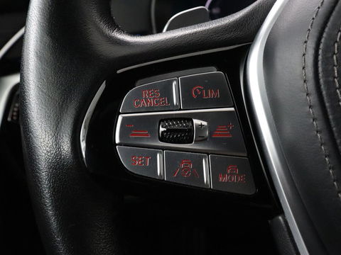 BMW 5 Serie 530e Luxury Line | Panoramadak | Stoelventilatie | LaserLight | Head-Up | Adaptive cruise | Massage | Harman/Kardon | Leder | Trekhaak | Keyless | Comfortstoelen | Carplay | Sfeerverlichting