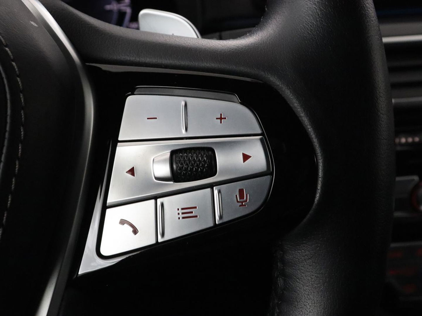 BMW 5 Serie 530e Luxury Line | Panoramadak | Stoelventilatie | LaserLight | Head-Up | Adaptive cruise | Massage | Harman/Kardon | Leder | Trekhaak | Keyless | Comfortstoelen | Carplay | Sfeerverlichting