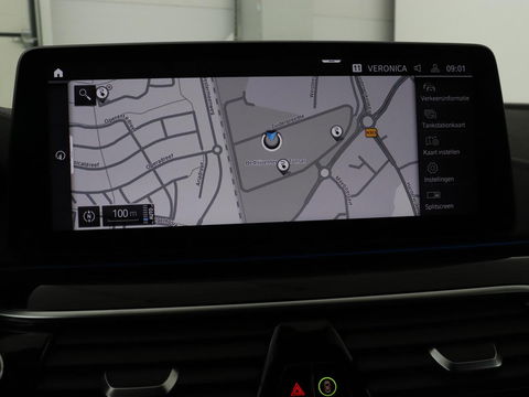 BMW 5 Serie 530e Luxury Line | Panoramadak | Stoelventilatie | LaserLight | Head-Up | Adaptive cruise | Massage | Harman/Kardon | Leder | Trekhaak | Keyless | Comfortstoelen | Carplay | Sfeerverlichting