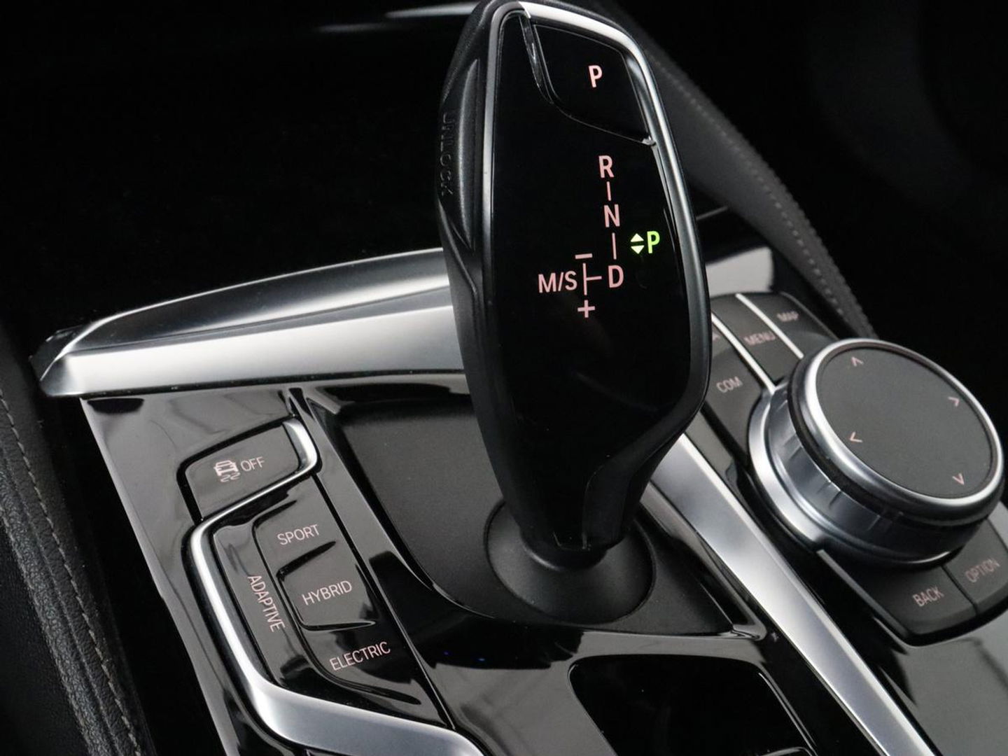 BMW 5 Serie 530e Luxury Line | Panoramadak | Stoelventilatie | LaserLight | Head-Up | Adaptive cruise | Massage | Harman/Kardon | Leder | Trekhaak | Keyless | Comfortstoelen | Carplay | Sfeerverlichting