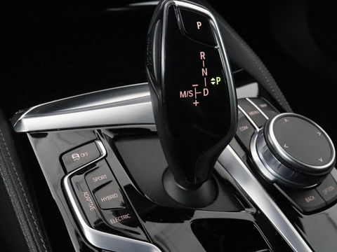 BMW 5 Serie 530e Luxury Line | Panoramadak | Stoelventilatie | LaserLight | Head-Up | Adaptive cruise | Massage | Harman/Kardon | Leder | Trekhaak | Keyless | Comfortstoelen | Carplay | Sfeerverlichting