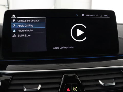 BMW 5 Serie 530e Luxury Line | Panoramadak | Stoelventilatie | LaserLight | Head-Up | Adaptive cruise | Massage | Harman/Kardon | Leder | Trekhaak | Keyless | Comfortstoelen | Carplay | Sfeerverlichting