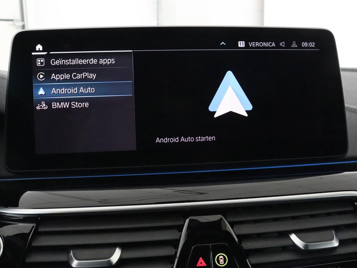 BMW 5 Serie 530e Luxury Line | Panoramadak | Stoelventilatie | LaserLight | Head-Up | Adaptive cruise | Massage | Harman/Kardon | Leder | Trekhaak | Keyless | Comfortstoelen | Carplay | Sfeerverlichting