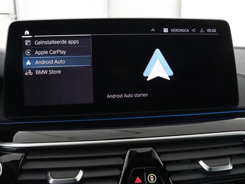 BMW 5 Serie 530e Luxury Line | Panoramadak | Stoelventilatie | LaserLight | Head-Up | Adaptive cruise | Massage | Harman/Kardon | Leder | Trekhaak | Keyless | Comfortstoelen | Carplay | Sfeerverlichting