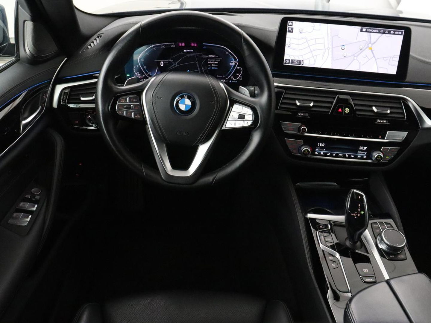 BMW 5 Serie 530e Luxury Line | Panoramadak | Stoelventilatie | LaserLight | Head-Up | Adaptive cruise | Massage | Harman/Kardon | Leder | Trekhaak | Keyless | Comfortstoelen | Carplay | Sfeerverlichting