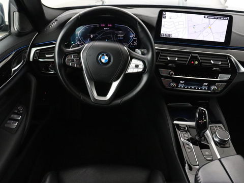 BMW 5 Serie 530e Luxury Line | Panoramadak | Stoelventilatie | LaserLight | Head-Up | Adaptive cruise | Massage | Harman/Kardon | Leder | Trekhaak | Keyless | Comfortstoelen | Carplay | Sfeerverlichting