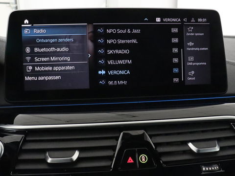 BMW 5 Serie 530e Luxury Line | Panoramadak | Stoelventilatie | LaserLight | Head-Up | Adaptive cruise | Massage | Harman/Kardon | Leder | Trekhaak | Keyless | Comfortstoelen | Carplay | Sfeerverlichting