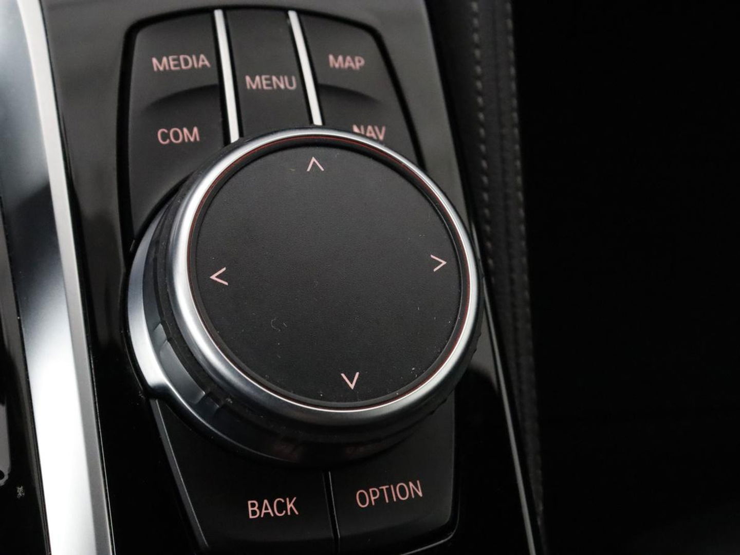 BMW 5 Serie 530e Luxury Line | Panoramadak | Stoelventilatie | LaserLight | Head-Up | Adaptive cruise | Massage | Harman/Kardon | Leder | Trekhaak | Keyless | Comfortstoelen | Carplay | Sfeerverlichting