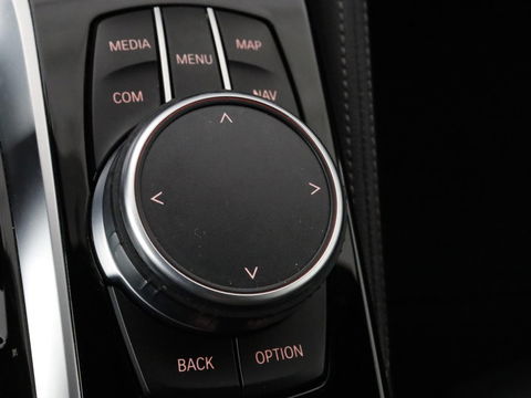 BMW 5 Serie 530e Luxury Line | Panoramadak | Stoelventilatie | LaserLight | Head-Up | Adaptive cruise | Massage | Harman/Kardon | Leder | Trekhaak | Keyless | Comfortstoelen | Carplay | Sfeerverlichting