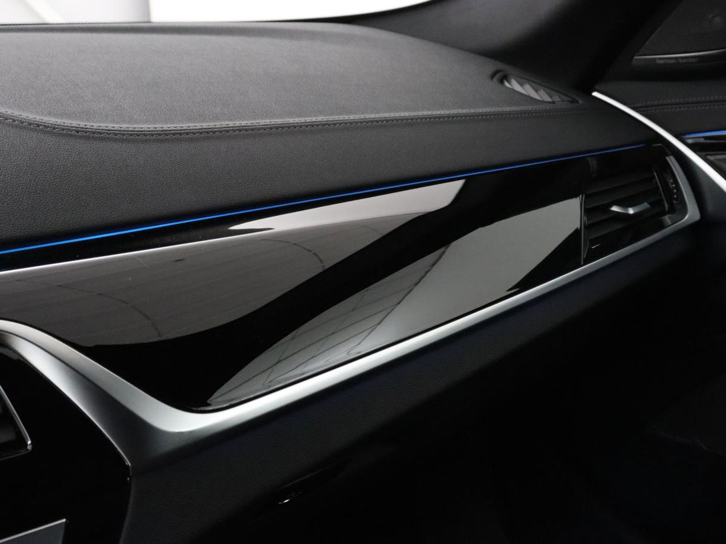BMW 5 Serie 530e Luxury Line | Panoramadak | Stoelventilatie | LaserLight | Head-Up | Adaptive cruise | Massage | Harman/Kardon | Leder | Trekhaak | Keyless | Comfortstoelen | Carplay | Sfeerverlichting