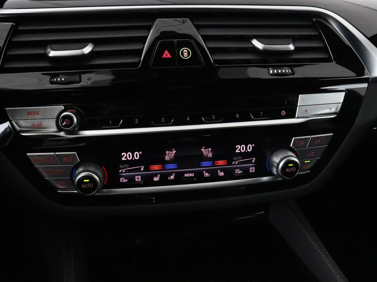BMW 5 Serie 530e Luxury Line | Panoramadak | Stoelventilatie | LaserLight | Head-Up | Adaptive cruise | Massage | Harman/Kardon | Leder | Trekhaak | Keyless | Comfortstoelen | Carplay | Sfeerverlichting