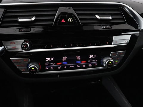 BMW 5 Serie 530e Luxury Line | Panoramadak | Stoelventilatie | LaserLight | Head-Up | Adaptive cruise | Massage | Harman/Kardon | Leder | Trekhaak | Keyless | Comfortstoelen | Carplay | Sfeerverlichting