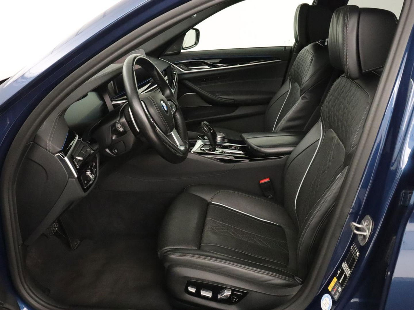 BMW 5 Serie 530e Luxury Line | Panoramadak | Stoelventilatie | LaserLight | Head-Up | Adaptive cruise | Massage | Harman/Kardon | Leder | Trekhaak | Keyless | Comfortstoelen | Carplay | Sfeerverlichting