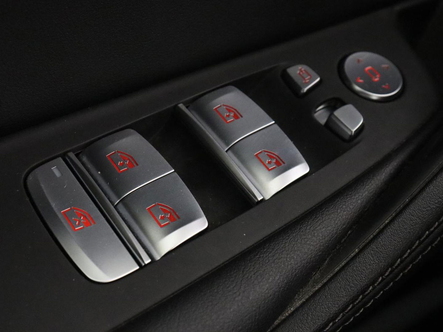 BMW 5 Serie 530e Luxury Line | Panoramadak | Stoelventilatie | LaserLight | Head-Up | Adaptive cruise | Massage | Harman/Kardon | Leder | Trekhaak | Keyless | Comfortstoelen | Carplay | Sfeerverlichting