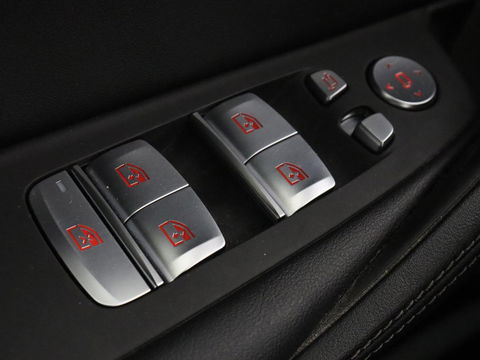 BMW 5 Serie 530e Luxury Line | Panoramadak | Stoelventilatie | LaserLight | Head-Up | Adaptive cruise | Massage | Harman/Kardon | Leder | Trekhaak | Keyless | Comfortstoelen | Carplay | Sfeerverlichting