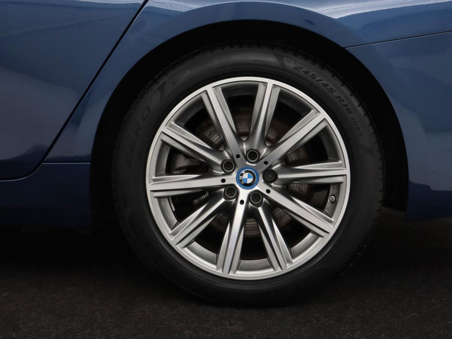 BMW 5 Serie 530e Luxury Line | Panoramadak | Stoelventilatie | LaserLight | Head-Up | Adaptive cruise | Massage | Harman/Kardon | Leder | Trekhaak | Keyless | Comfortstoelen | Carplay | Sfeerverlichting