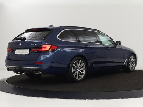 BMW 5 Serie 530e Luxury Line | Panoramadak | Stoelventilatie | LaserLight | Head-Up | Adaptive cruise | Massage | Harman/Kardon | Leder | Trekhaak | Keyless | Comfortstoelen | Carplay | Sfeerverlichting