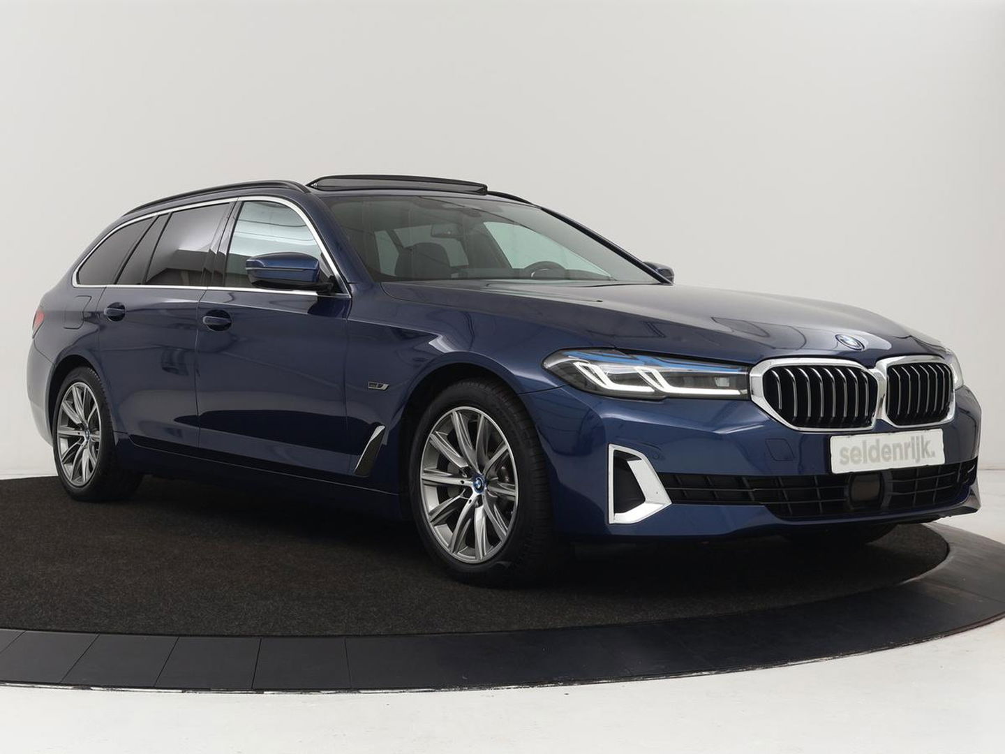 BMW 5 Serie 530e Luxury Line | Panoramadak | Stoelventilatie | LaserLight | Head-Up | Adaptive cruise | Massage | Harman/Kardon | Leder | Trekhaak | Keyless | Comfortstoelen | Carplay | Sfeerverlichting