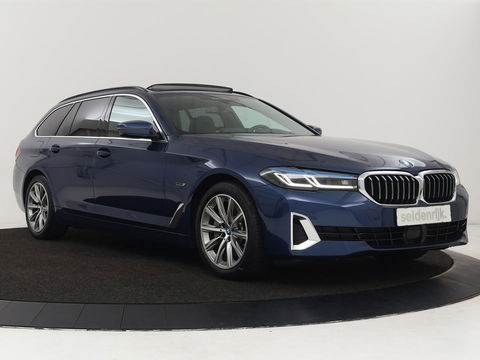 BMW 5 Serie 530e Luxury Line | Panoramadak | Stoelventilatie | LaserLight | Head-Up | Adaptive cruise | Massage | Harman/Kardon | Leder | Trekhaak | Keyless | Comfortstoelen | Carplay | Sfeerverlichting