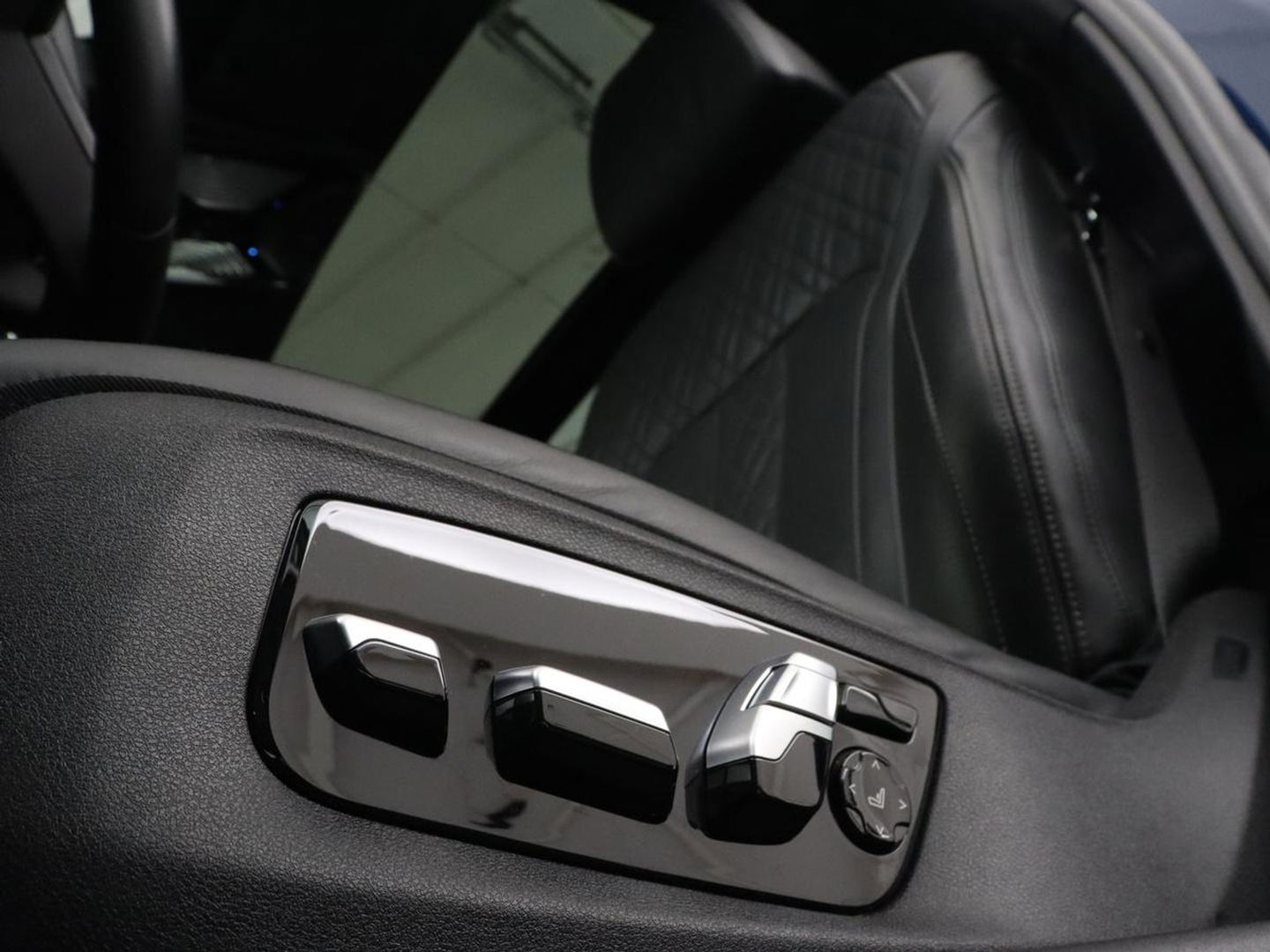 BMW 5 Serie 530e Luxury Line | Panoramadak | Stoelventilatie | LaserLight | Head-Up | Adaptive cruise | Massage | Harman/Kardon | Leder | Trekhaak | Keyless | Comfortstoelen | Carplay | Sfeerverlichting
