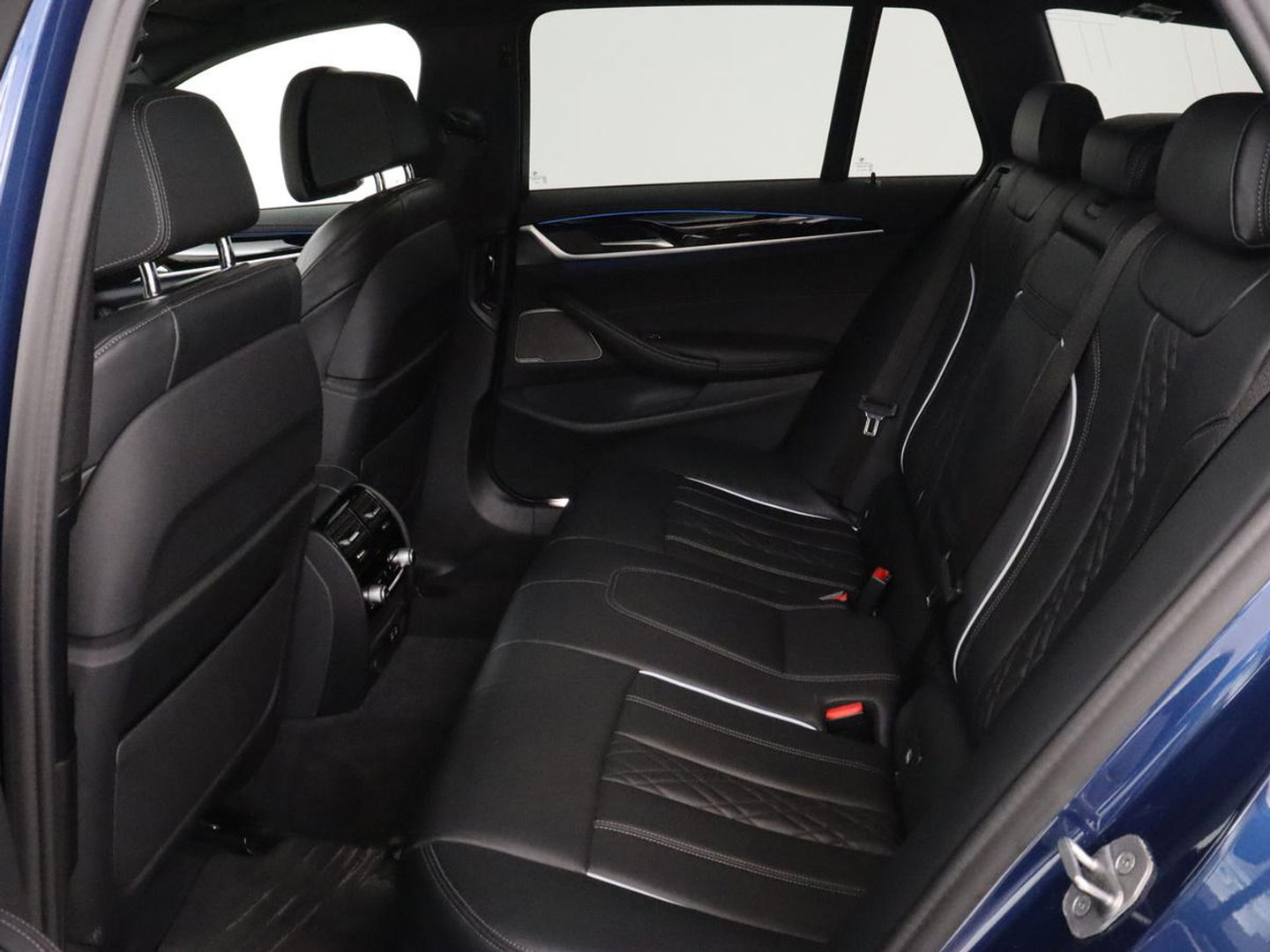 BMW 5 Serie 530e Luxury Line | Panoramadak | Stoelventilatie | LaserLight | Head-Up | Adaptive cruise | Massage | Harman/Kardon | Leder | Trekhaak | Keyless | Comfortstoelen | Carplay | Sfeerverlichting