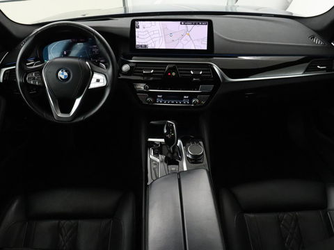 BMW 5 Serie 530e Luxury Line | Panoramadak | Stoelventilatie | LaserLight | Head-Up | Adaptive cruise | Massage | Harman/Kardon | Leder | Trekhaak | Keyless | Comfortstoelen | Carplay | Sfeerverlichting