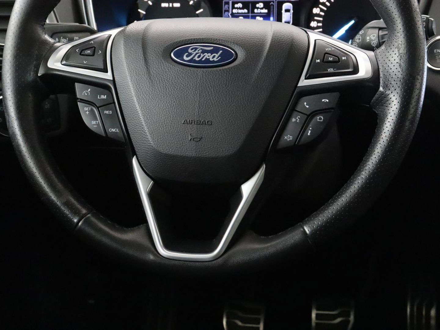 Ford Mondeo 2.0 TDCi ST Line | Panoramadak | Stoel & stuurverwarming | Camera | Trekhaak | Half leder | Navigatie | Achterbankverwarming | Park Assist