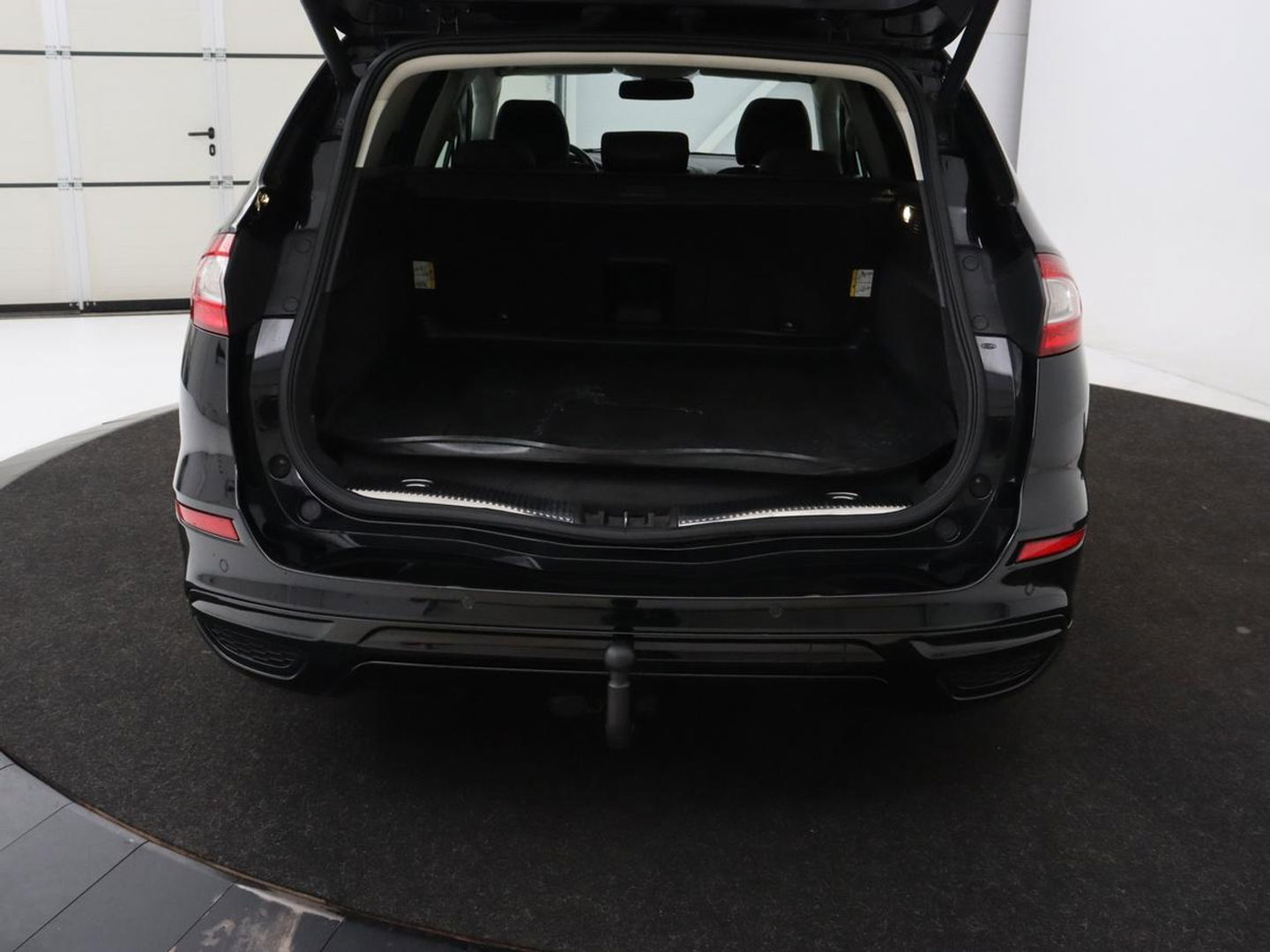 Ford Mondeo 2.0 TDCi ST Line | Panoramadak | Stoel & stuurverwarming | Camera | Trekhaak | Half leder | Navigatie | Achterbankverwarming | Park Assist