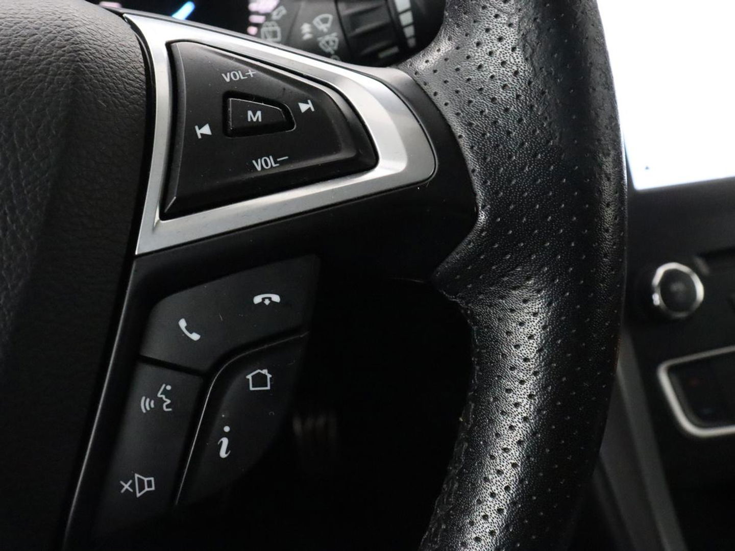 Ford Mondeo 2.0 TDCi ST Line | Panoramadak | Stoel & stuurverwarming | Camera | Trekhaak | Half leder | Navigatie | Achterbankverwarming | Park Assist