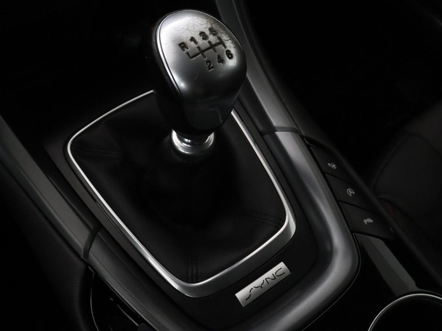 Ford Mondeo 2.0 TDCi ST Line | Panoramadak | Stoel & stuurverwarming | Camera | Trekhaak | Half leder | Navigatie | Achterbankverwarming | Park Assist